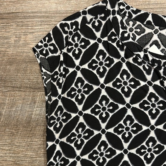 Old Navy black and white capped sleeve blouse XS - Picture 8 of 8